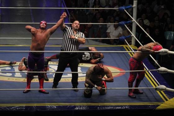 Superluchas - Una mirada de luchadores en un ring de lucha libre.