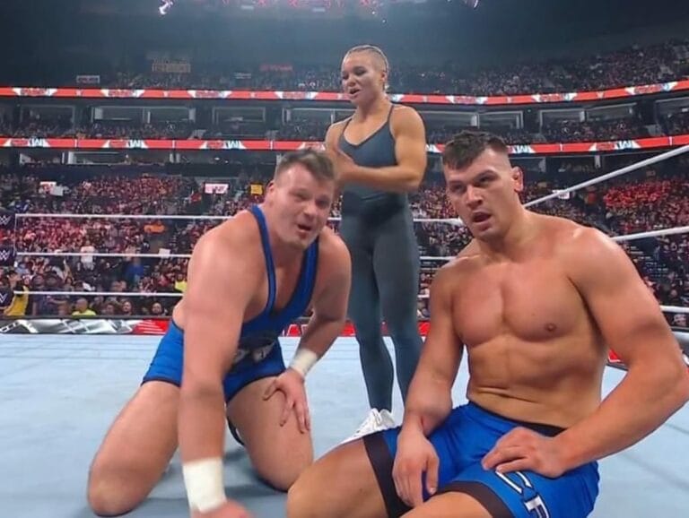 Superluchas - The Creed Brothers, nuevos retadores al Campeonato de Parejas, sentados en el suelo en un ring de lucha libre.