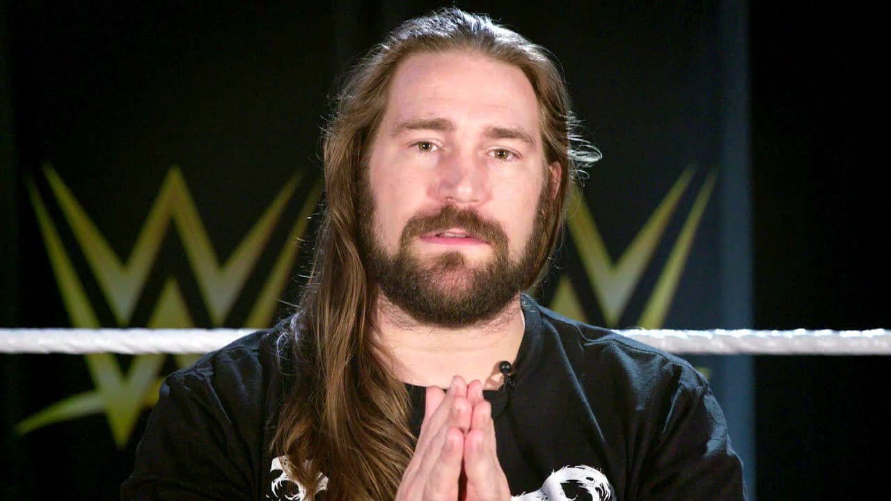 Superluchas - Chris Hero recuerda: "WWE me dijo que no fuera a sus eventos" con un hombre barbudo.