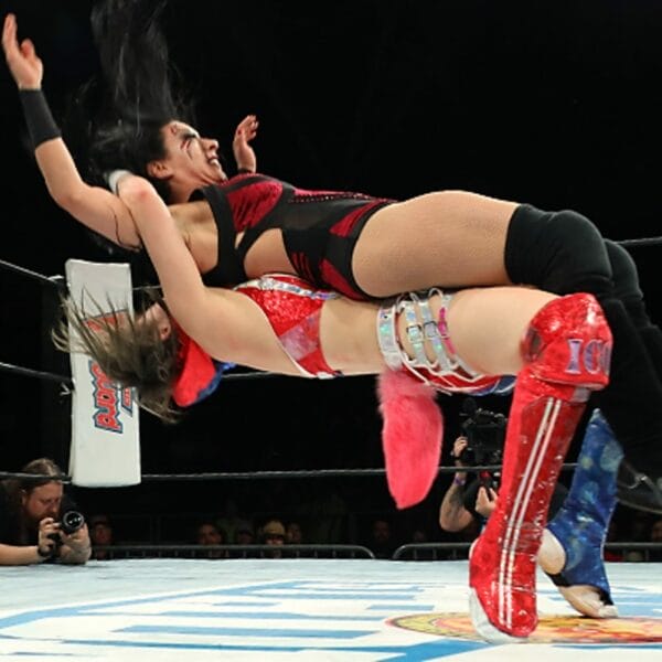 Superluchas - Mayu Iwatani y Stephanie Vaquer se involucran en un intenso combate de lucha libre dentro del ring de NJPW.