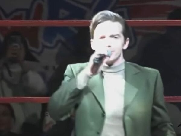 Superluchas - Drake Bell tuvo una inesperada aparición en la Arena Naucalpan, vistiendo un traje verde y cantando al micrófono.