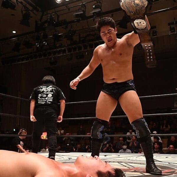 Superluchas - Yuya Aoki domina el ring de lucha libre con su cinturón.