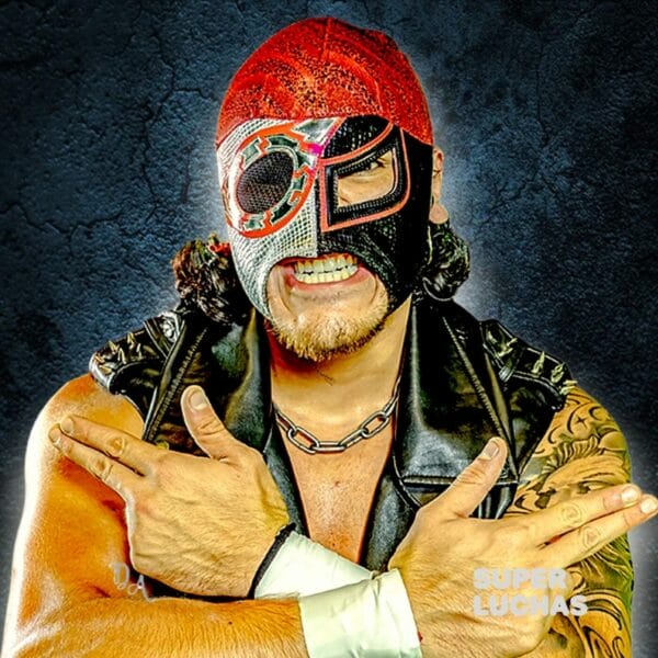 Superluchas - Zandokan Jr, un luchador con una máscara roja, posando para la cámara.