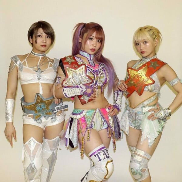 Superluchas - Tres luchadoras de Stardom posando para una foto.