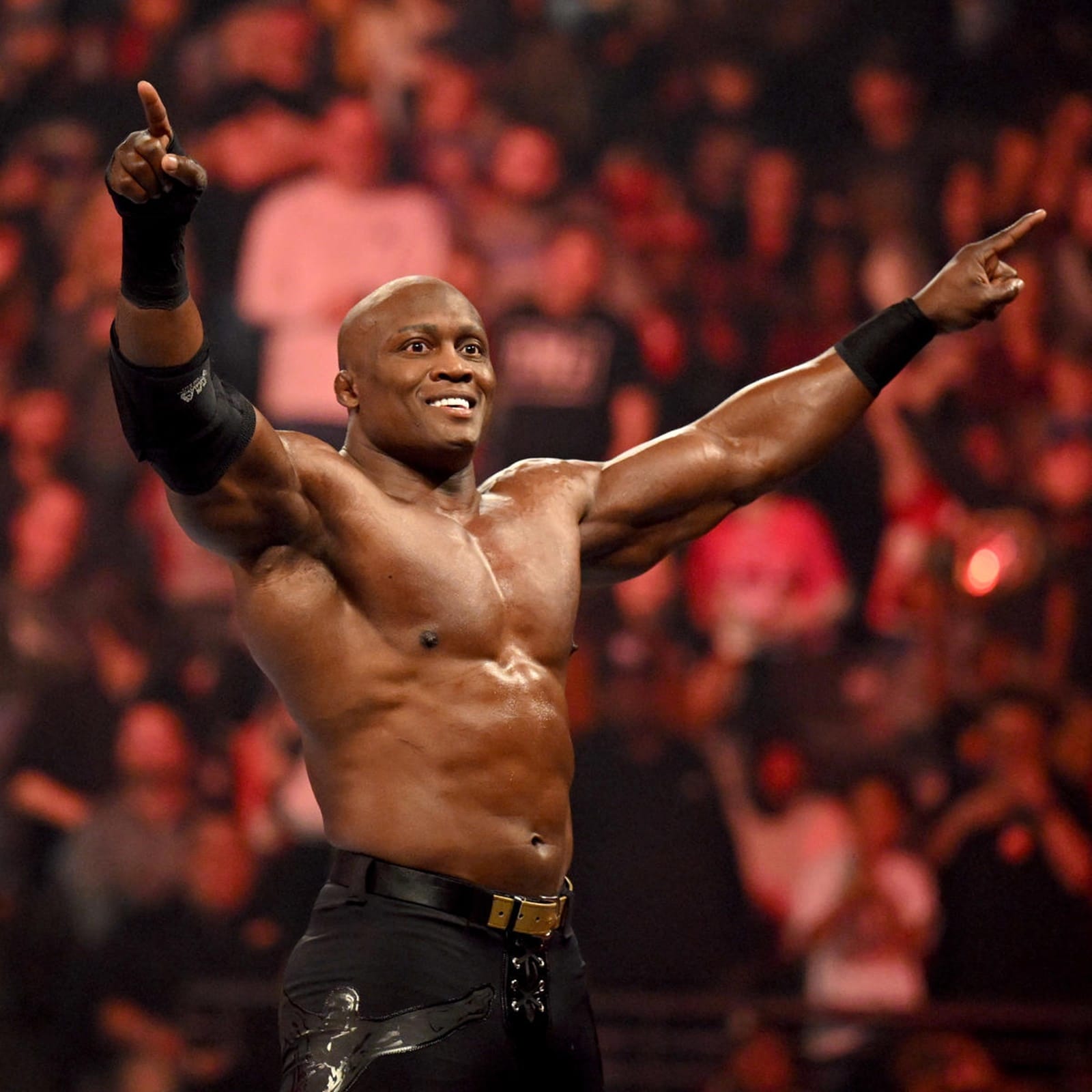 Superluchas - Bobby Lashley, un luchador de la WWE, levanta los brazos triunfalmente.