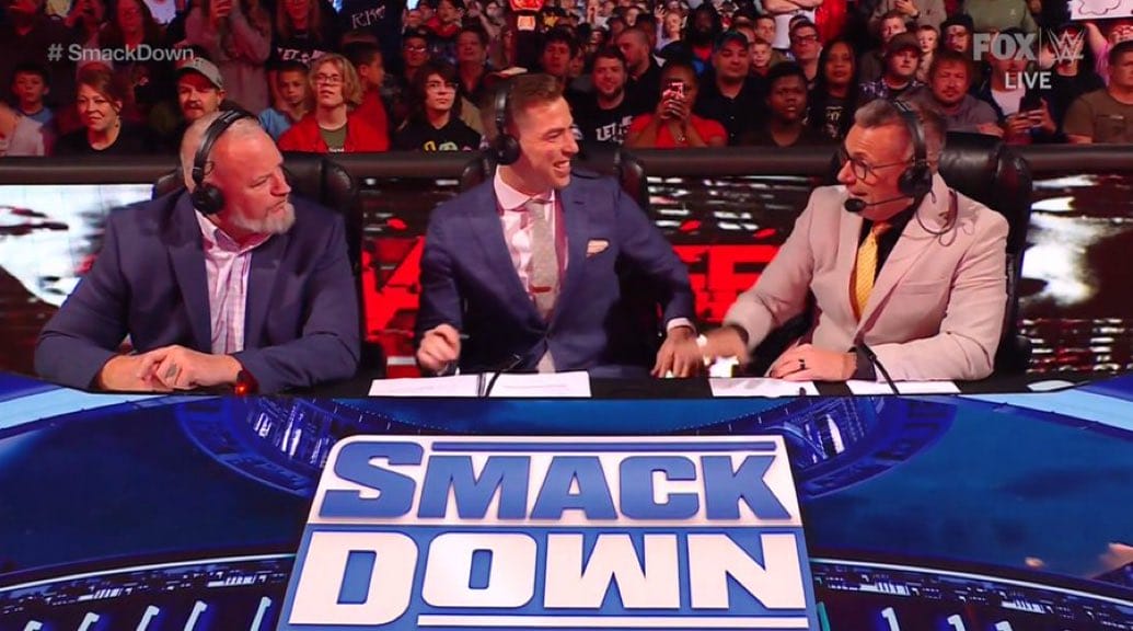 Superluchas - Tres hombres sentados en una mesa discutiendo sobre WWE SmackDown.