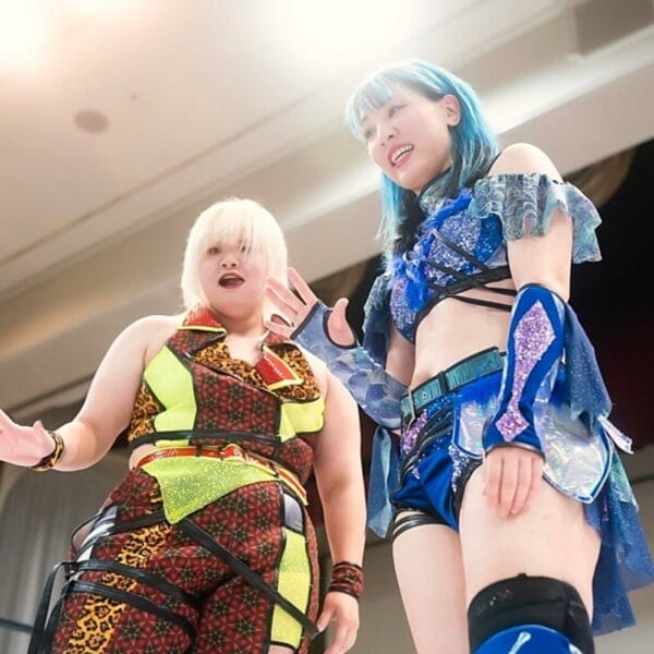 Superluchas - Dos luchadoras, participantes de la "Goddess of Stardom Tag League", paradas una al lado de la otra el Día 5.
