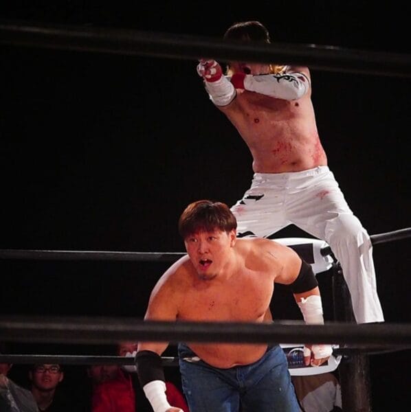 Superluchas - Dos luchadores participando en un torneo BJW Death Match Tag Team dentro de un ring de lucha libre.