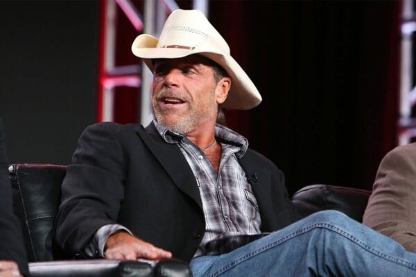 Superlucho - A man with a cowboy hat, Shawn Michaels, sitting in a chair.