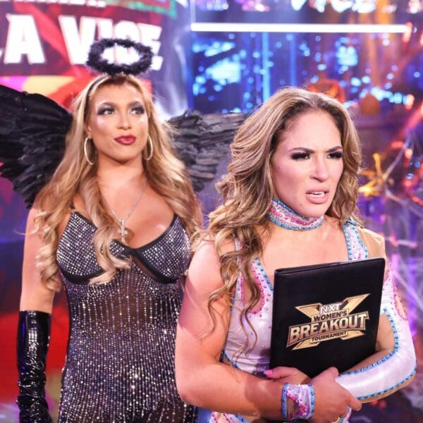 Superluchas - Lola Vice, una mujer abierta a competir en WWE y UFC, junto a otra mujer disfrazada.