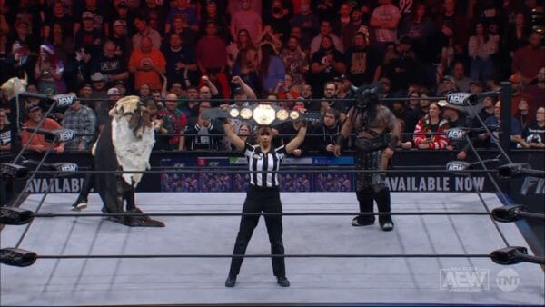 Superluchas - Un árbitro está parado frente a una multitud de personas durante un evento de WWE SMACKDOWN.