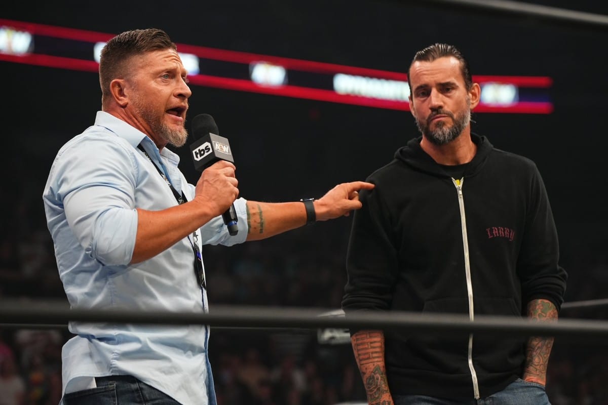 Superluchas - Un hombre habla con otro en un ring de lucha libre sobre su salida de AEW.