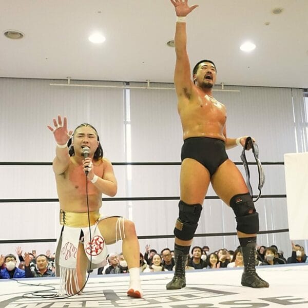 Superluchas - Dos luchadores en un ring de lucha libre con micrófonos en el evento del Día 6 "DDT: D-Ou Grand Prix 2023".