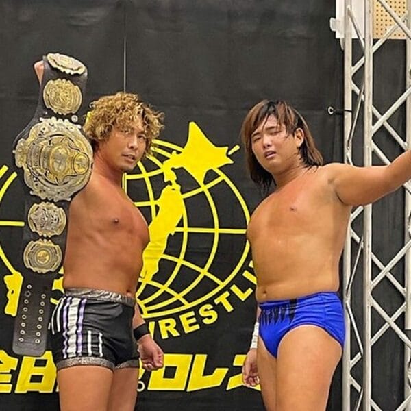 Superluchas - Dos luchadores parados uno al lado del otro sosteniendo sus cinturones en la AJPW “Real World Tag League 2023” Día 5.