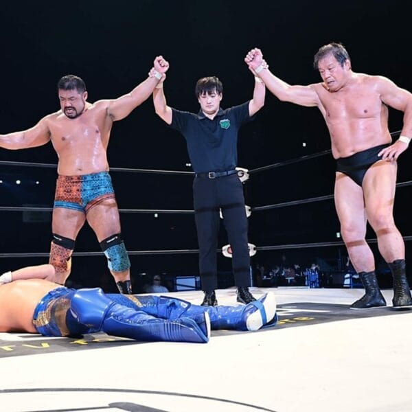 Superluchas - Los luchadores de NOAH, Manabu Soya y Kenoh, luchan con aliados especiales en un ring de lucha libre.