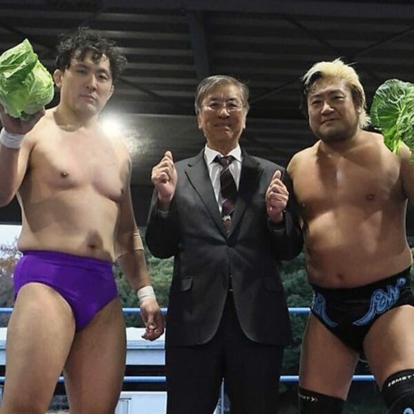 Superluchas - Tres luchadores parados uno al lado del otro sosteniendo lechuga en la "World Tag League 2023" de AJPW Día 6.