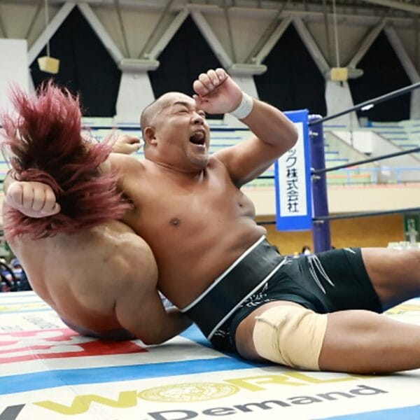 Superluchas - Dos luchadores se encuentran compitiendo en la NJPW “World Tag League 2023” Día 9, dentro de un ring de lucha libre.