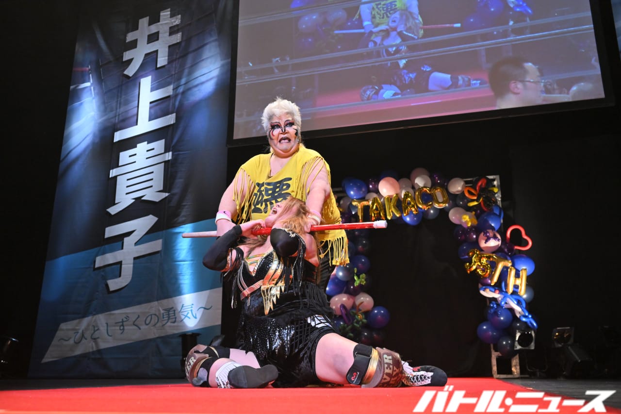 Superluchas - Luchadores de Joshi actuando en un escenario con un hombre sosteniendo un bate.