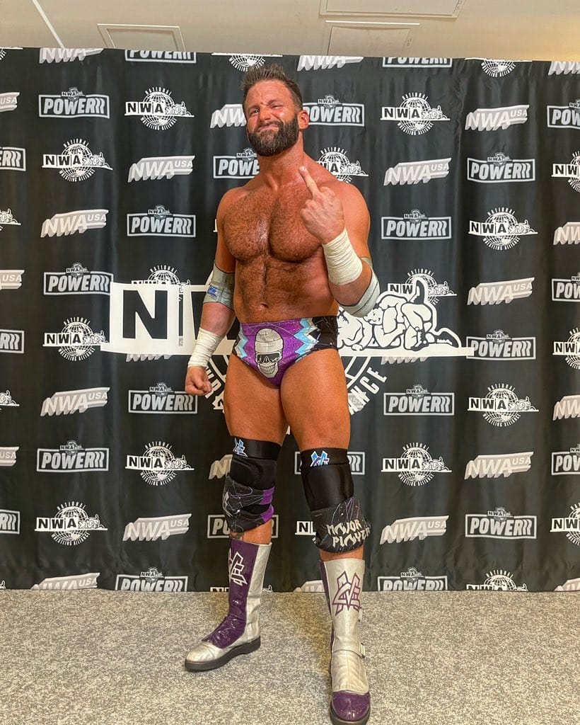 Superluchas - Matt Cardona, un hombre disfrazado de luchador, posa para una fotografía en la WWE.