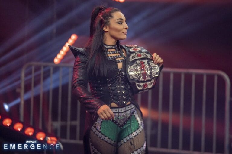 Superluchas - Deonna Purrazzo, una mujer vestida de negro, sosteniendo firmemente un cinturón de lucha libre mientras afirma con confianza: "Solo diré...