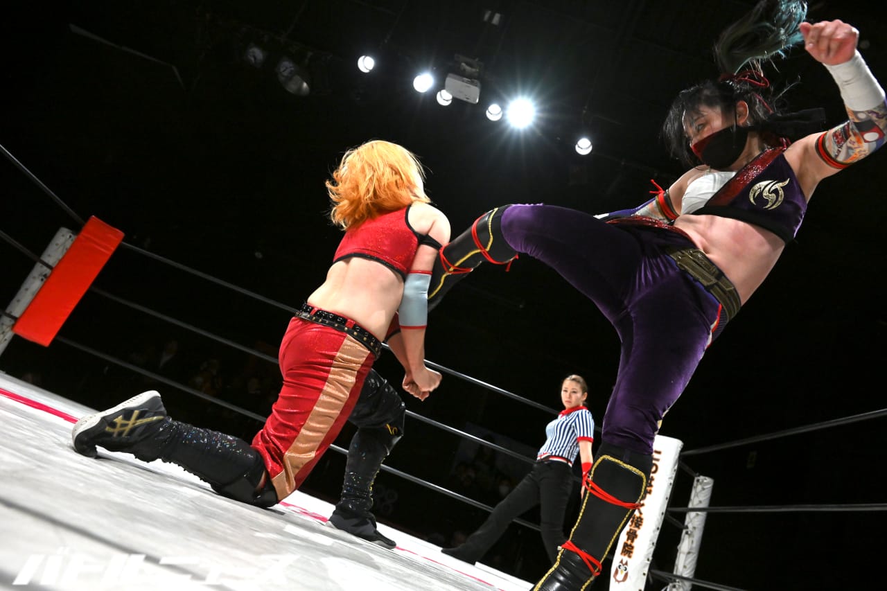 Superluchas - Dos luchadores joshi se dan patadas en un ring de lucha libre.