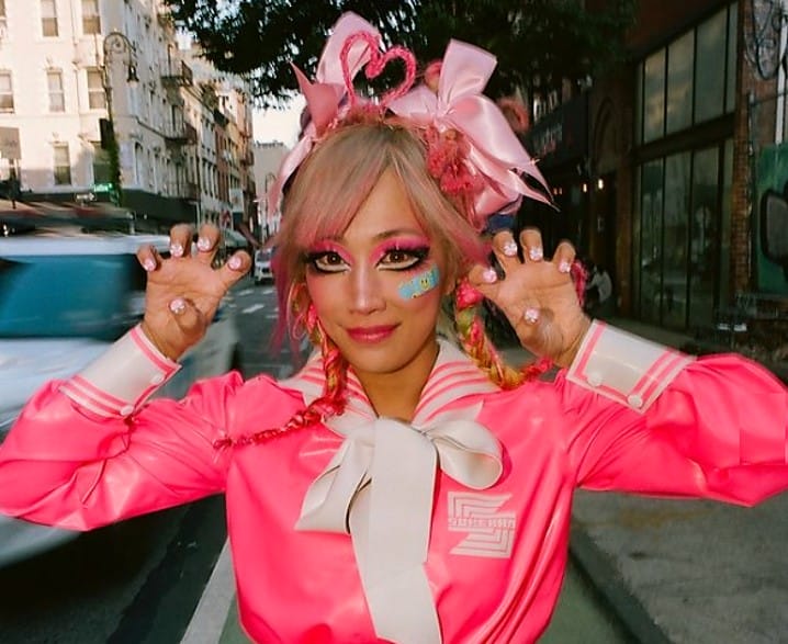 Superluchas - Una chica vestida con un traje rosa posa en la calle, decidida a convertirse en la primera campeona en Sukeban, el objetivo de Unagi Sayaka.