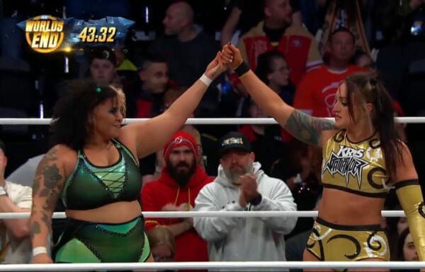 Superluchas - Kris Statlander y Willow Nightingale, dos luchadoras, chocan los cinco con entusiasmo durante su combate.