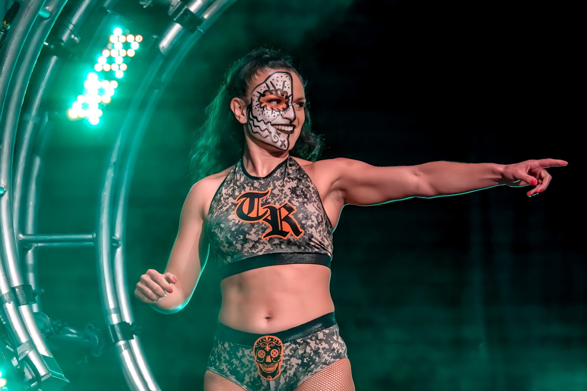 Superluchas - Thunder Rosa, una luchadora con una máscara en el rostro, es objeto del análisis "500 días fuera de AEW: El análisis de Thunder Rosa".