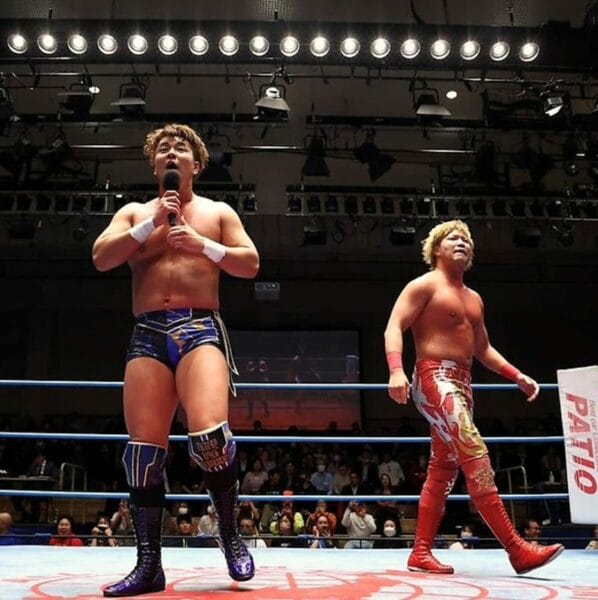 Superluchas - Dos luchadores que compiten en la "Real World Tag League 2023" de la AJPW, de pie en un ring de lucha libre.