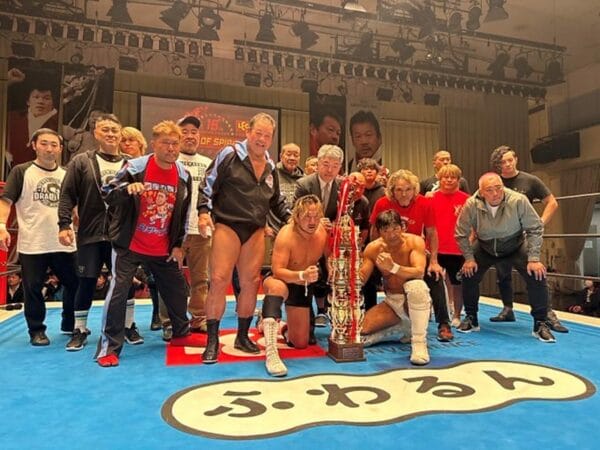 Superluchas - Un grupo de personas posando para una fotografía en un ring de lucha libre mientras concluyen el Torneo Dragon Cup Tag.
