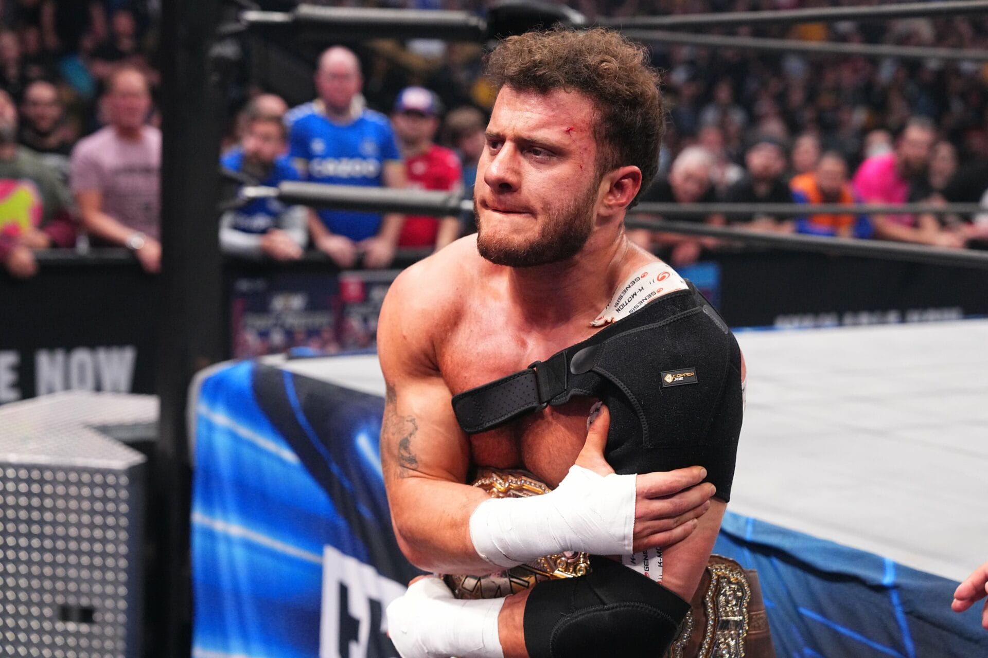 Superluchas - El luchador Swerve Strickland sostiene su brazo frente a una multitud mientras proclama: "Quiero destronar a MJF de AEW.