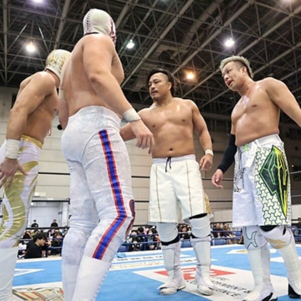 Superluchas - Un grupo de luchadores que participan en la NJPW World Tag League 2023, parados en un ring de lucha libre el Día 8.