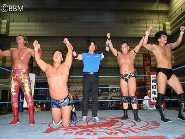 Superluchas - Un grupo de luchadores con las manos en alto durante el "Real World Tag League 2023" Día 3.