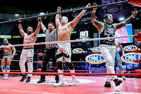 Superluchas - Andrade y su familia se impusieron a Volador Jr. y los Depredadores en un emocionante encuentro de lucha libre en el ring.