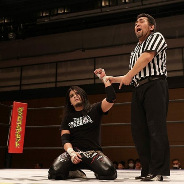 Superluchas - Un hombre con camiseta negra señalando a un hombre con camiseta negra mientras participaba en el “D-Ou Grand Prix 2023” Día 5.
