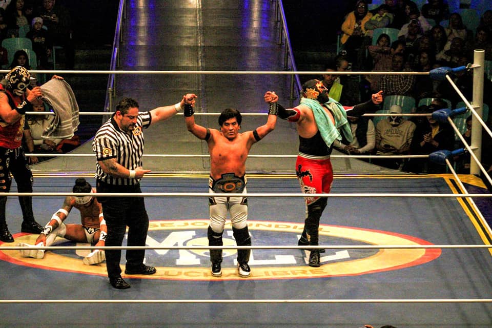 Superluchas - Los Bárbaros se presentan junto con Stephanie Vaquer, reinando en un emocionante encuentro de lucha libre en el cuadrilátero. Los Peques