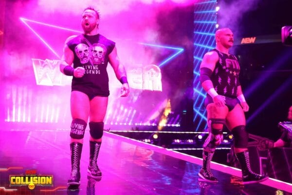 Superluchas - Dos luchadores parados en el escenario frente a una luz violeta mientras Tully Blanchard declara: "FTR son el mejor equipo hoy.