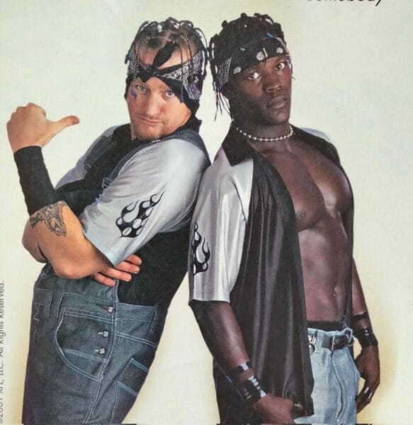 Superluchas - Dos luchadores posan para una revista, mientras discuten ¿Por qué Billy Gunn nunca fue estelar en WWE?.