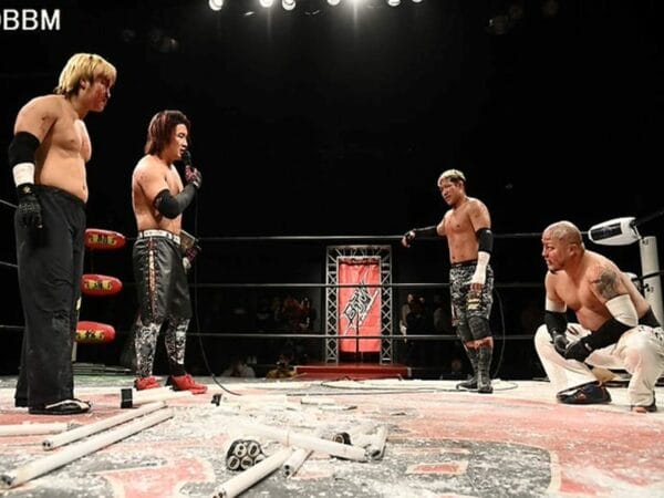 Superluchas - Luchadores de BJW compitiendo en las semifinales de un torneo de parejas de combate a muerte en un ring de lucha libre.