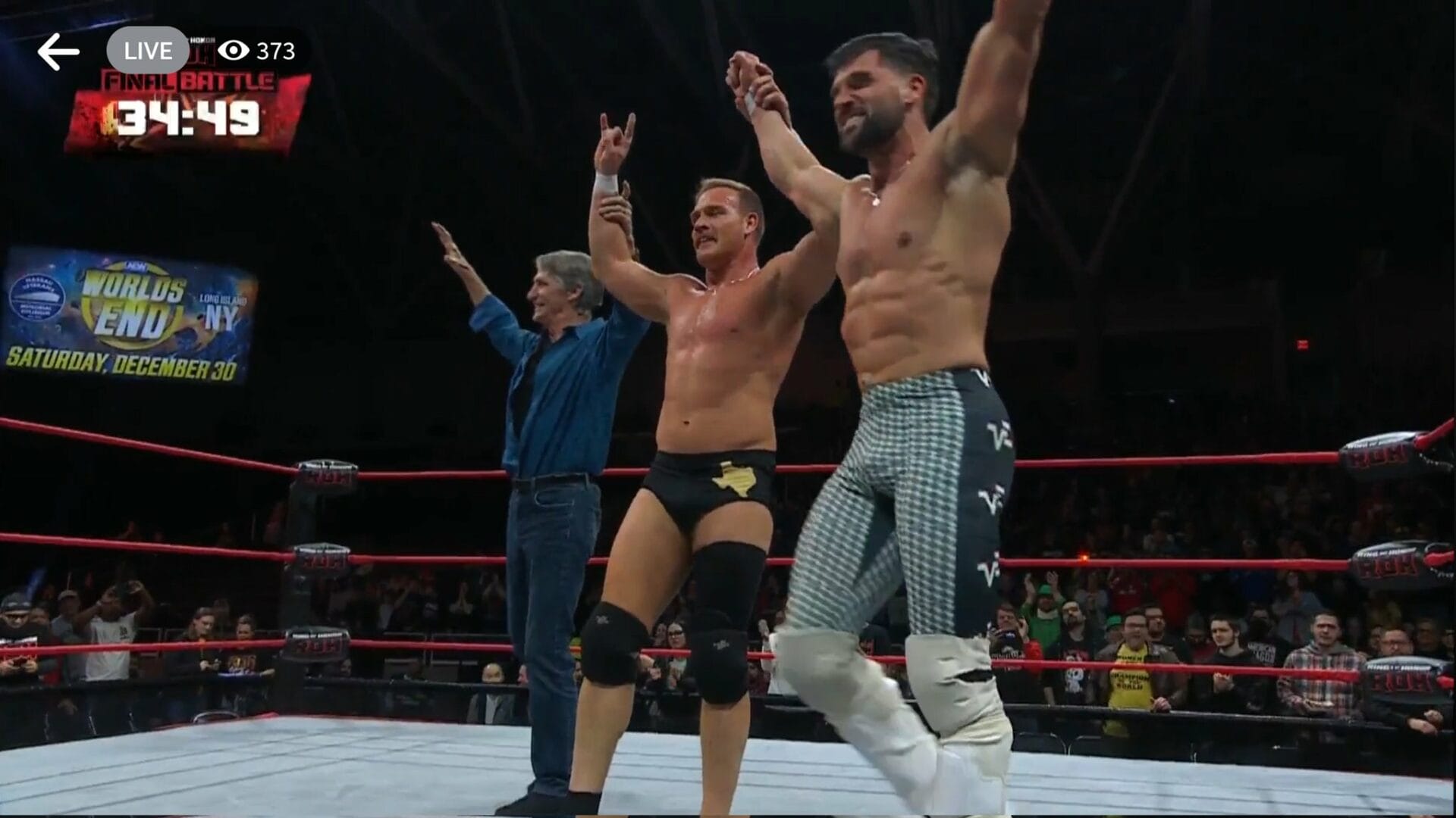 Superluchas - Dos luchadores valoran su debut en AEW y ROH, levantando los brazos en un ring de lucha libre.