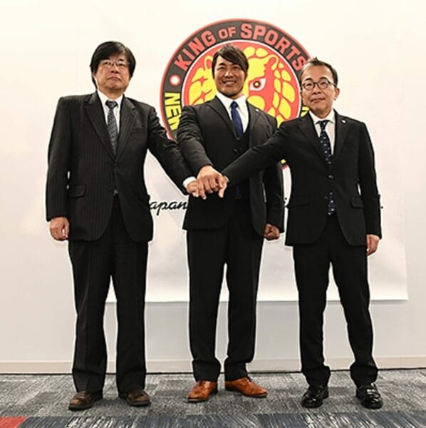 Superluchas - Hiroshi Tanahashi, presidente de NJPW, se presenta junto a otros dos hombres trajeados.