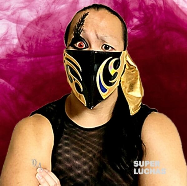 Superluchas - Un hombre enmascarado con humo detrás de él.