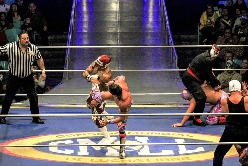 Superluchas - Los Bárbaros se presentan en un ring de lucha libre.