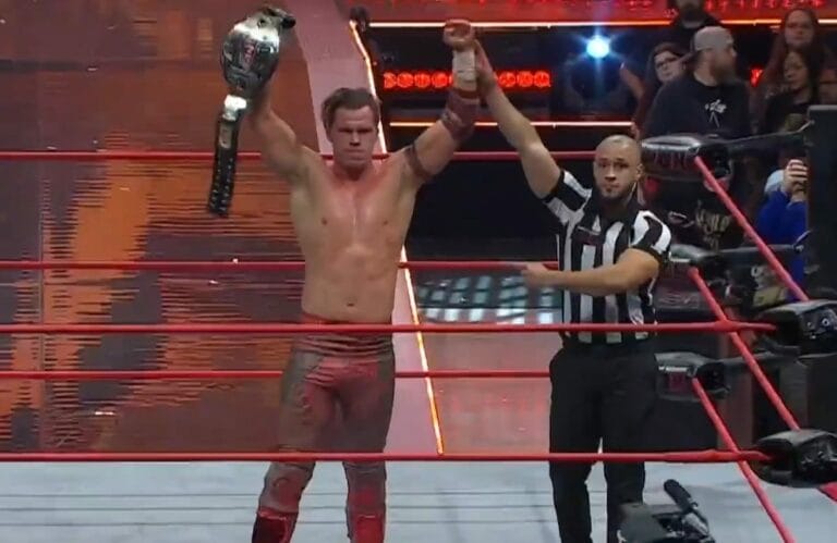 Superluchas - Kyle Fletcher se proclama Campeón de ROH mientras sostiene el título.