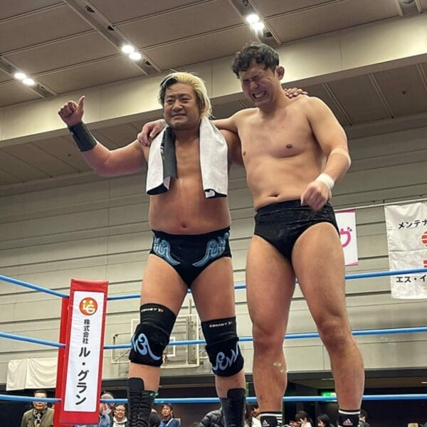 Superluchas - Dos luchadores de la AJPW parados uno al lado del otro en un ring de lucha libre.