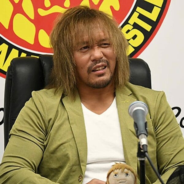 Superluchas - Un hombre de cabello largo sentado frente a un micrófono, conocido como Tetsuya Naito, reconocido como el MVP por Tokyo Sports para 2023.