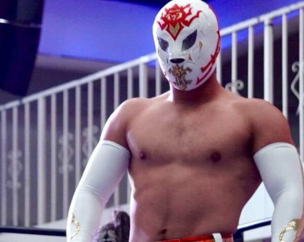 Superluchas - Aramis, con una máscara de lucha libre, domina el ring de lucha libre.