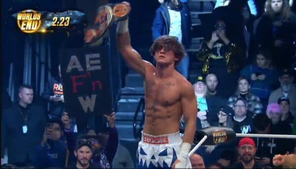 Superluchas - Un luchador que celebra triunfalmente su victoria con las manos en alto, mientras Hook retiene el Campeonato FTW contra Wheeler Yuta.