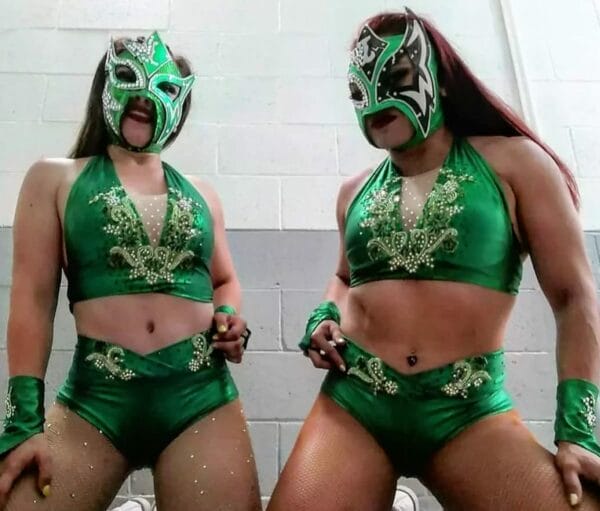 Superluchas - Lluvia y Jarochita, dos mujeres con trajes de lucha verdes, posando para una fotografía durante su viaje a Japón con Ladys Ring.