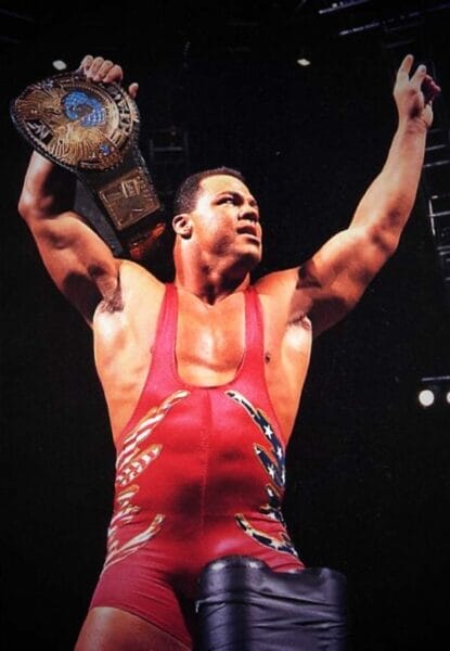 Superluchas - Kurt Angle, ex campeón de la WWE, sostiene con orgullo un cinturón de lucha libre.